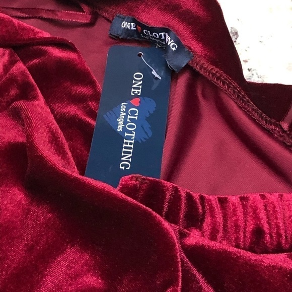 One ❤️ Clothing Burgundy Velvet Off Shoulder Small - Picture 5 of 6